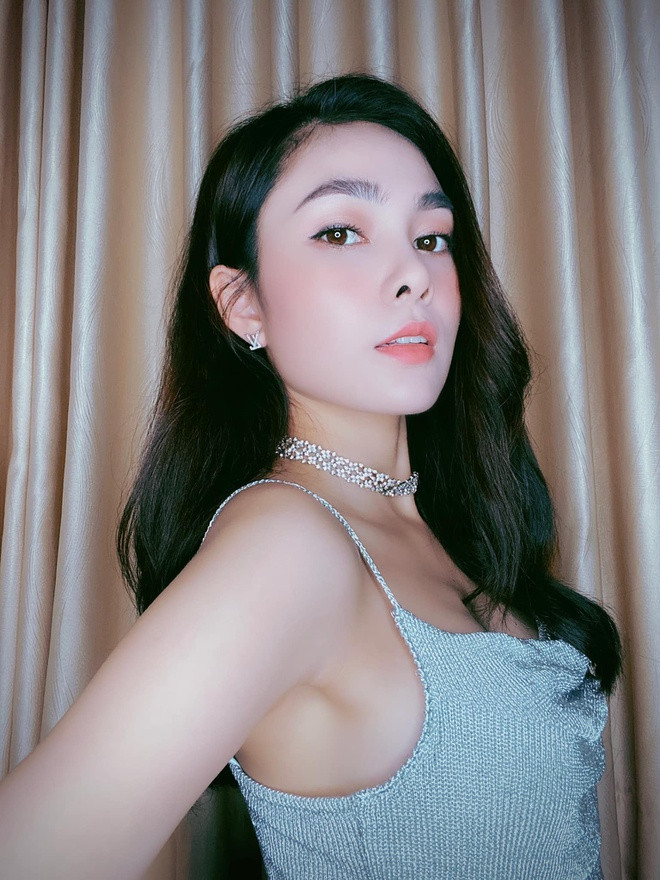 Khi lên sóng, Hiền Trinh nhận được nhiều lời khen nhờ khuôn mặt xinh đẹp cùng thần thái rất quyến rũ, sang chảnh. Ngoài đời, cô nàng theo đuổi phong cách nhẹ nhàng, nữ tính.