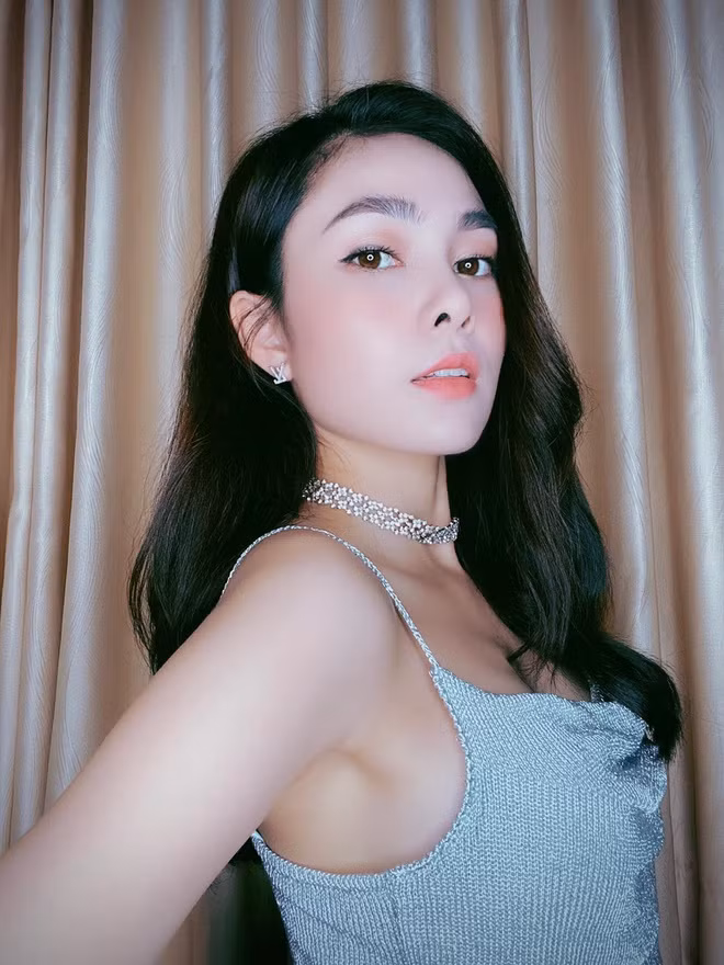 Khi lên sóng, Hiền Trinh nhận được nhiều lời khen nhờ khuôn mặt xinh đẹp cùng thần thái rất quyến rũ, sang chảnh. Ngoài đời, cô nàng theo đuổi phong cách nhẹ nhàng, nữ tính.