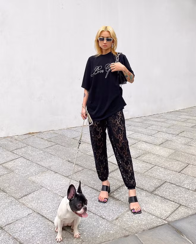 Louis Hà là một stylist kiêm fashionista nổi tiếng với phong cách, cá tính siêu cool. Cô nàng cũng là thành viên của 42thehoods - hội bạn thân quy tụ toàn những trai xinh gái đẹp.