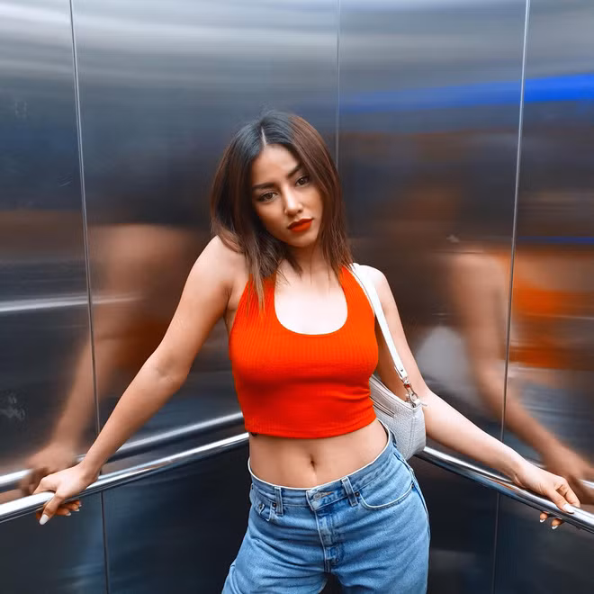 Evy tên thật là Phương Minh. Cô từng kết hợp với team Space Speaker trong các sản phẩm như "Em ơi cứ vui", "Krazy".