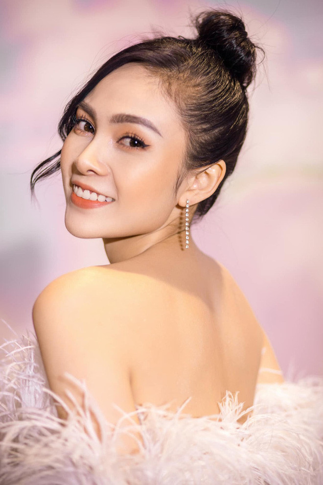 Theo tìm hiểu, cô ca sĩ hỗ trợ GDucky tại game show Rap Việt có tên Lưu Hiền Trinh. Cô nàng sinh năm 1991 này từng là Á quân cuộc thi Nhân Tố Bí Ẩn (X-Factor) 2016 cùng với nhóm nhạc S-girls. Năm 2018, cô nàng tiếp tục tham gia The Voice và nhận được nhiều sự chú ý.