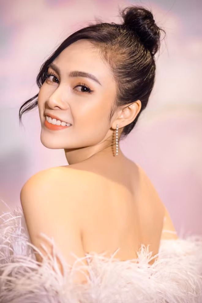 Theo tìm hiểu, cô ca sĩ hỗ trợ GDucky tại game show Rap Việt có tên Lưu Hiền Trinh. Cô nàng sinh năm 1991 này từng là Á quân cuộc thi Nhân Tố Bí Ẩn (X-Factor) 2016 cùng với nhóm nhạc S-girls. Năm 2018, cô nàng tiếp tục tham gia The Voice và nhận được nhiều sự chú ý.