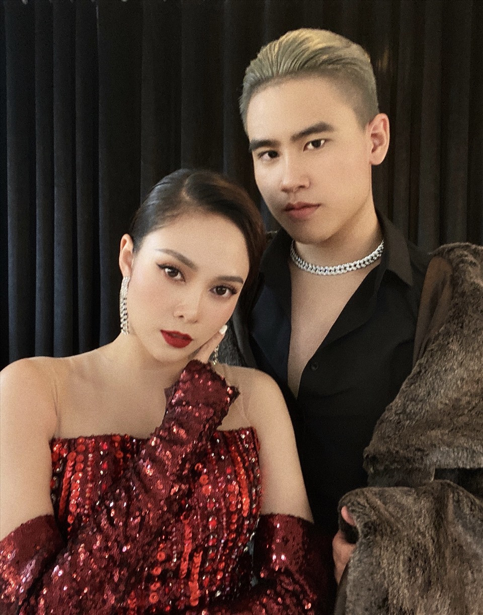 Ở tập 12 của Rap Việt, GDucky khiến khán giả Rap Việt không thể ngồi yên. Trong phần trình diễn, dân tình trên MXH chú ý tới ca sĩ hỗ trợ cho chàng rapper bởi nhan sắc quá sức quyến rũ.