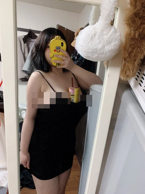 Mới đây, trên mạng xã hội đột nhiên xôn xao vì bức ảnh một cô gái có vòng 1 khủng diện váy 2 dây màu đen bó sát đang dùng ngực để giữ ly trà sữa. Ngay lập tức, khoảnh khắc này đã thu hút sự quan tâm rất lớn của cộng đồng mạng.