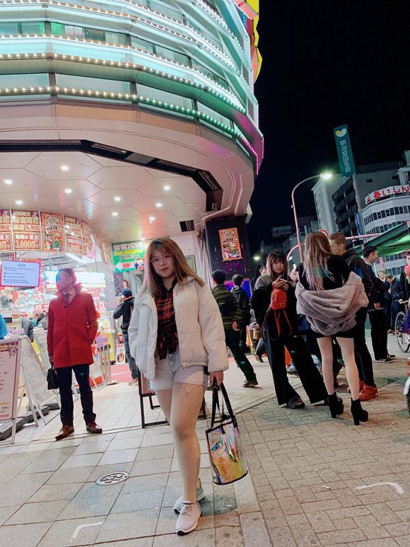 Cuối năm 2018, Thu Trang lên đường sang Nhật Bản du học. Từ đó đến nay, cô nàng rất ít khi đăng ảnh khoe vòng 1 "khủng" để thu hút sự chú ý.