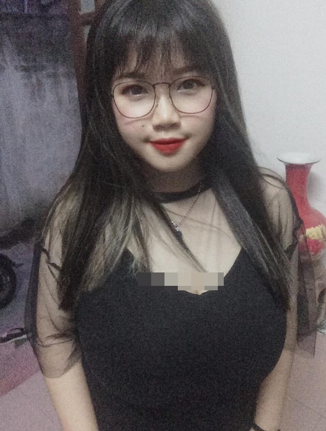 Tuy nhiên, đa số đều tỏ ra khá ái ngại khi chứng kiến hình ảnh nữ sinh vòng 1 khủng và để lại bình luận: "Ôi, bỏng mắt quá", "Lâu lâu mới mặc hở bạo một lần mà nguy hiểm quá", "Nhìn chỉ muốn ngạt thở thôi"...