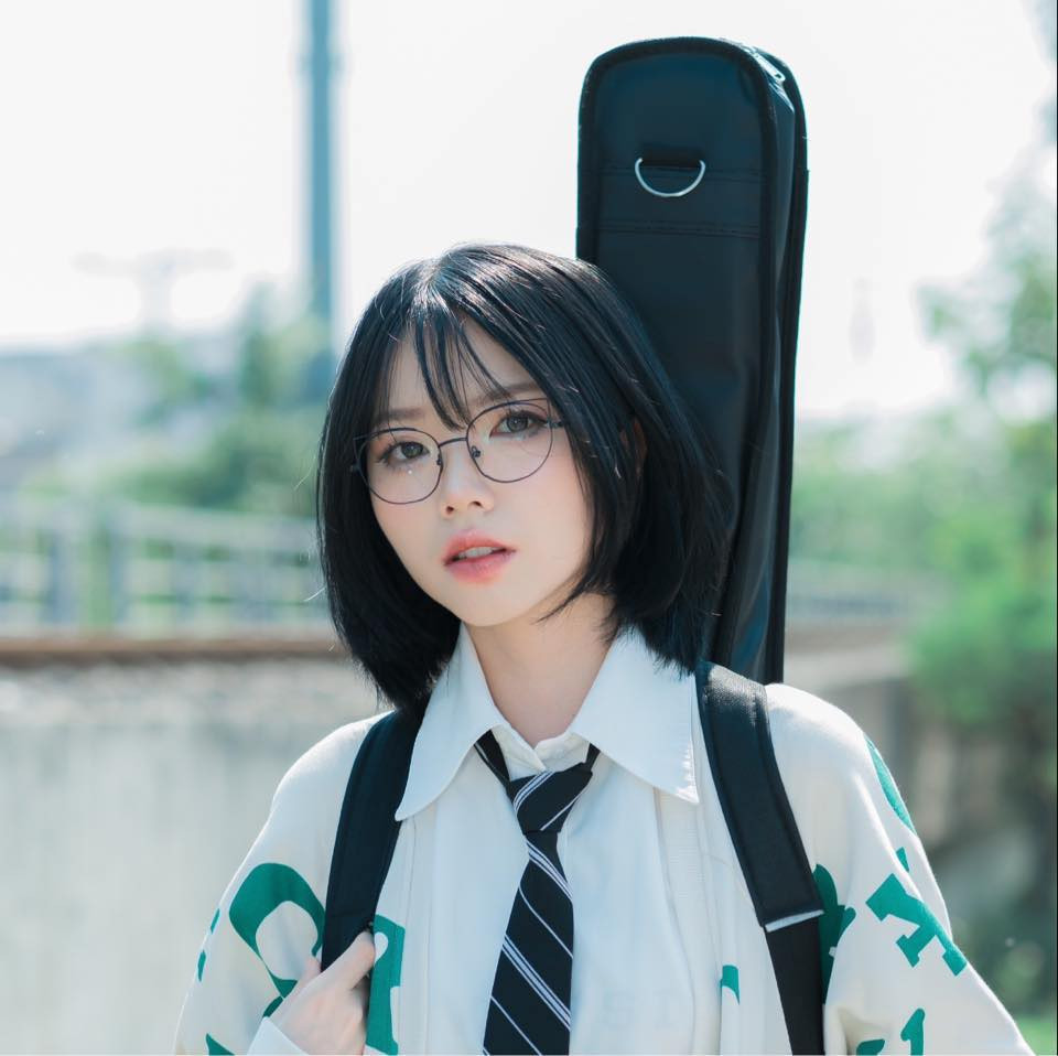 Remind từng tham gia khá nhiều giải đấu chuyên nghiệp dành cho nữ và đạt được nhiều thành tích như vô địch icafe Gò Vấp và vô địch giải nữ Kingdom Next Gen HCM. Ngay từ khi mới tiếp xúc với LMHT ở mùa 3, Remind đã cán mốc Bạch Kim 3 - mức rank cao hơn 50% người chơi ở máy chủ LMHT Việt Nam.