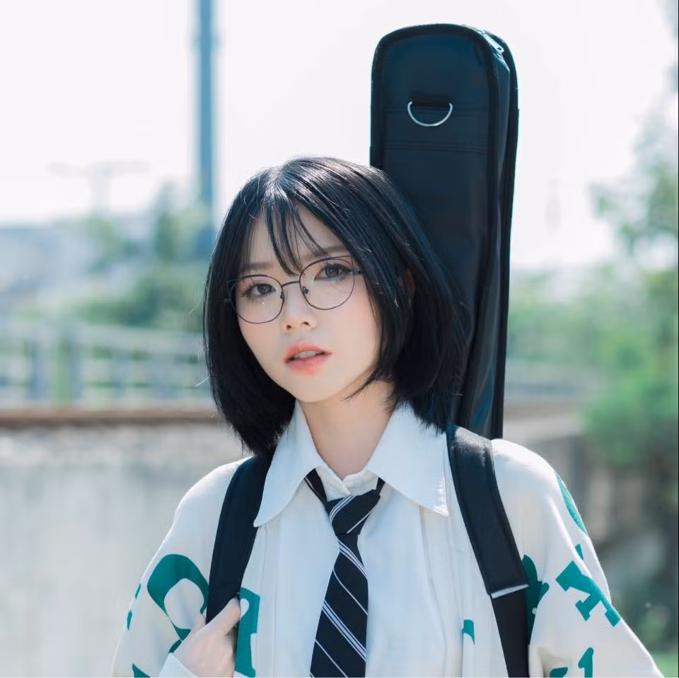 Remind từng tham gia khá nhiều giải đấu chuyên nghiệp dành cho nữ và đạt được nhiều thành tích như vô địch icafe Gò Vấp và vô địch giải nữ Kingdom Next Gen HCM. Ngay từ khi mới tiếp xúc với LMHT ở mùa 3, Remind đã cán mốc Bạch Kim 3 - mức rank cao hơn 50% người chơi ở máy chủ LMHT Việt Nam.