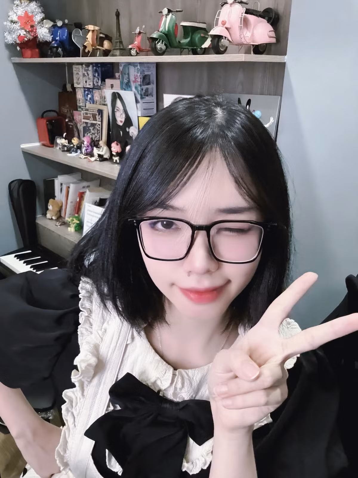 Với mục đích muốn đem đến cho người hâm mộ một trải nghiệm mới lạ và thú vị, nữ streamer tỉ mỉ chuẩn bị bộ trang phục, từ chiếc váy ngắn, nơ to bản đến đôi tất dài phù hợp, Remind khiến không ít fan nam không khỏi ngạc nhiên và phát cuồng.