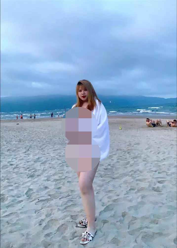 Dù đã khoác thêm một chiếc khăn ở phía ngoài nhưng độ nóng bức ảnh khi đi biển này của nữ chính không hề bị giảm nhiệt.