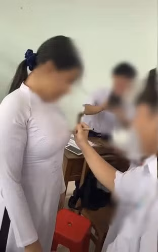 Mới đây, 1 video trên mạng xã hội được các bạn học sinh cấp 3 truyền tay nhau. Theo như nội dung đăng tải, nữ sinh đứng yên cho nam sinh cùng lớp ký lưu bút lên vòng 1. Quanh đó có khoảng 2 nam sinh nữa không ngăn cản mà còn thực hiện việc quay video.