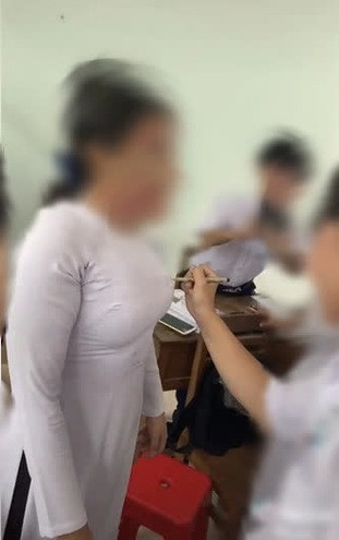 Dù không trực tiếp động chạm vào vòng 1 của bạn nữ cùng lớp nhưng hành động phản cảm thản nhiên của nam sinh khiến dân mạng để lại nhiều bình luận tranh cãi.