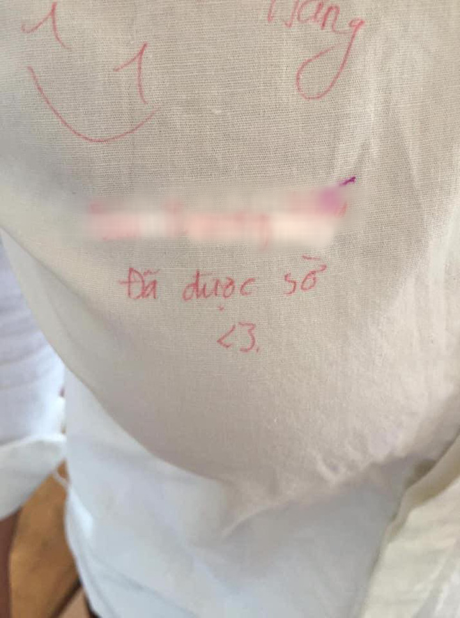 Đối mặt với nhiều bình luận chỉ trích của dân mạng, sau đó nam sinh đăng tải video ký lưu bút lên vòng 1 của bạn nữ cùng lớp đã phải khóa lại bình luận.