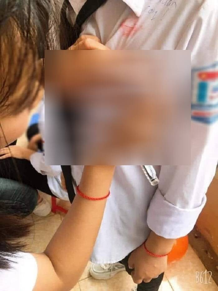 Các em học sinh, sinh viên đã vô tư ký tên lên áo tại những cùng nhạy cảm, thậm chí người đi ký và người được ký còn thoải mái cười đùa.