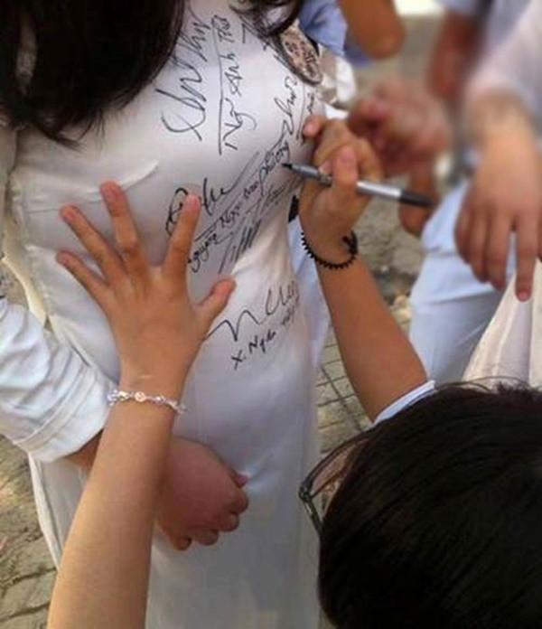 Xem ảnh xong, nhiều người "đỏ mặt"" chẳng nói thành lời trước sự bạo dạn của học sinh ngày nay.