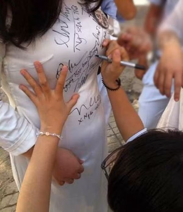 Xem ảnh xong, nhiều người "đỏ mặt"" chẳng nói thành lời trước sự bạo dạn của học sinh ngày nay.