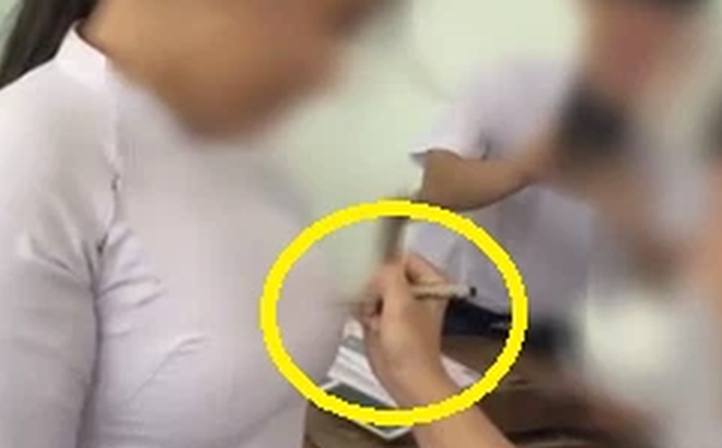  Ký lưu bút là hoạt động không thể thiếu dịp cuối năm của học sinh. Các bạn trẻ thường sẽ nhờ kí tên lên áo, lên sổ lưu bút với mục đích lưu lại kỉ niệm, những lời chúc của bạn bè trước dịp thi cuối cấp. Song ngày nay có một bộ phận các bạn trẻ lại biến việc này trở nên phản cảm khi để bạn bè tự nhiên kí lên bộ phận nhạy cảm.