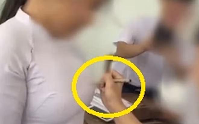  Ký lưu bút là hoạt động không thể thiếu dịp cuối năm của học sinh. Các bạn trẻ thường sẽ nhờ kí tên lên áo, lên sổ lưu bút với mục đích lưu lại kỉ niệm, những lời chúc của bạn bè trước dịp thi cuối cấp. Song ngày nay có một bộ phận các bạn trẻ lại biến việc này trở nên phản cảm khi để bạn bè tự nhiên kí lên bộ phận nhạy cảm.