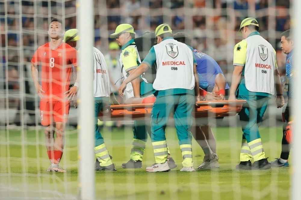 Tiền đạo sinh năm 1997 chấn thương nặng sau tình huống cố gắng chuyền bóng tạo cơ hội cho đồng đội.