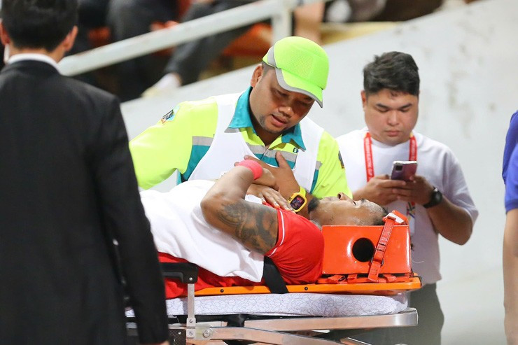 Xuân Son tỏ rõ sự đau đớn sau khi tiếp đấn trong tư thế không thuận lợi. Cầu thủ số 12 của đội tuyển Việt Nam được đưa rời sân bằng cáng.