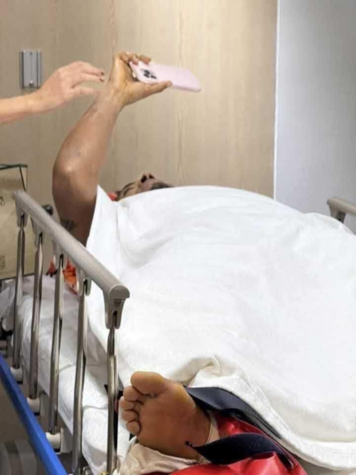 Dù nhập viện những Xuân Son vẫn theo dõi các đồng đội thi đấu tại Rajamangala.