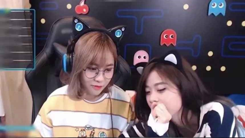 Ngoài công việc streamer, MisThy còn gây chú ý bởi chuyện tình yêu đồng giới với Bank (cũng là một streamer).