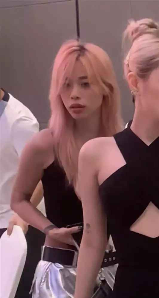 Trong khi người tình đồng giới gây ấn tượng với vẻ ngoài cực bốc lửa. Diệp Anh diện thiết kế cắt xẻ táo bạo cùng mái tóc hồng màu hồng cá tính. Đáng chú ý, trong nhiều khoảnh khắc bị chụp lén, bạn gái MisThy để lộ thân hình và mặt rất gầy.