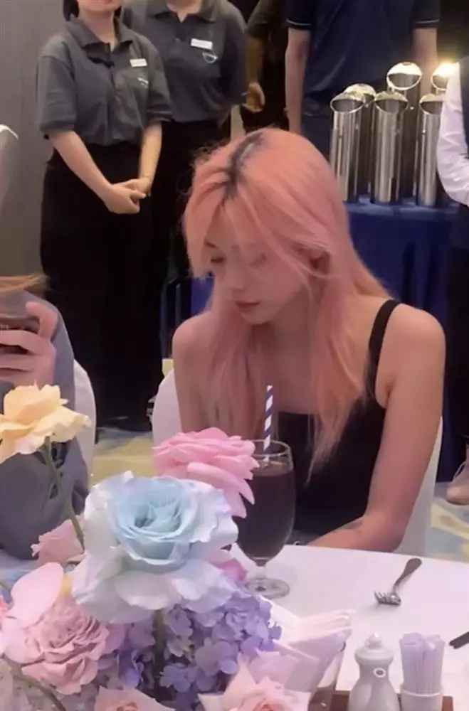 Tham dự đám cưới đồng nghiệp, MisThy chọn set vest thanh lịch kết hợp cùng áo sơ mi trắng và cà vạt đen. Dù hôn lễ không quy định dresscode, song nữ streamer vẫn khéo léo sử dụng outfit màu tối, tránh lấn lướt nhân vật chính.