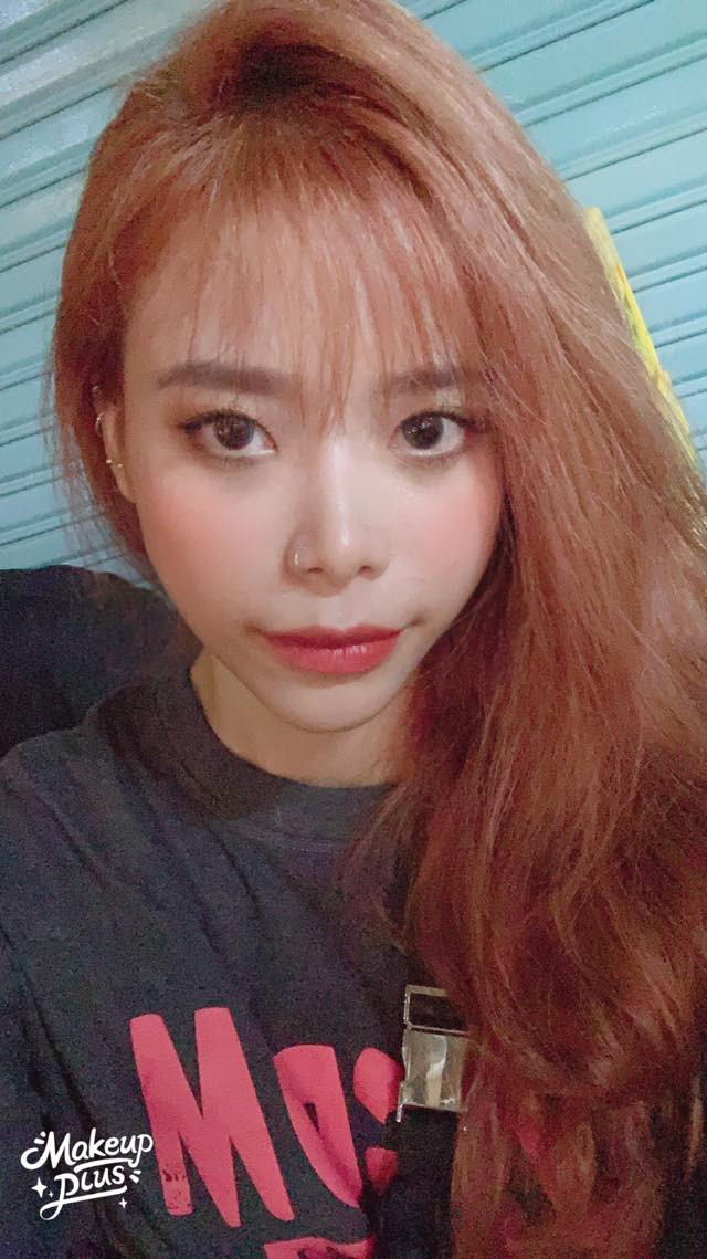 Bạn gái MisThy vốn đã gầy gò nhưng trong ảnh bị chụp lén còn gầy hơn.