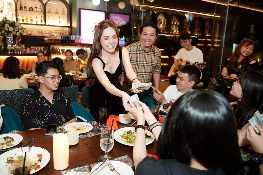 Đặc biệt bà mẹ 3 con còn công khai trao tặng một số giải thưởng quan trọng. Đối với phòng ban xuất sắc, chia ra đầu người mỗi người sẽ nhận được số tiền là 5 triệu đồng.