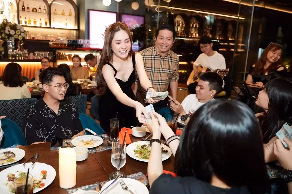 Đặc biệt bà mẹ 3 con còn công khai trao tặng một số giải thưởng quan trọng. Đối với phòng ban xuất sắc, chia ra đầu người mỗi người sẽ nhận được số tiền là 5 triệu đồng.