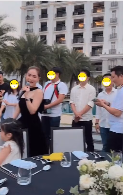 Để tạo không khí tưng bừng cho bữa tiệc, Đoàn Di Băng còn tổ chức một trò chơi. Theo đó, nếu ai trả lời đúng những câu hỏi mà nữ đại gia đặt ra sẽ được thưởng ngay tại chỗ 1 triệu đồng.