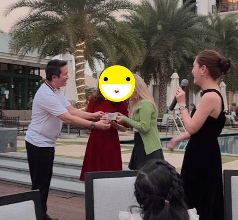 Trên Facebook, Đoàn Di Băng liên tục chia sẻ hình ảnh về khu nghỉ dưỡng. Trong chương trình, tri ân đến những nhân viên, nữ đại gia còn tổ chức tiệc giao lưu cùng toàn đội sau 1 năm cống hiến hết mình.