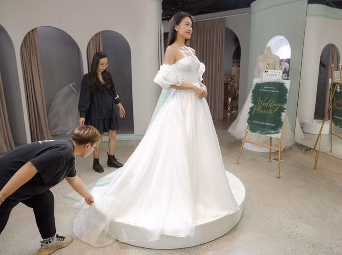 Ai nấy đều tin chắc rằng, cánh tay gắp đồ ăn vô cùng galant kia không ai khác là của Đoàn Văn Hậu.