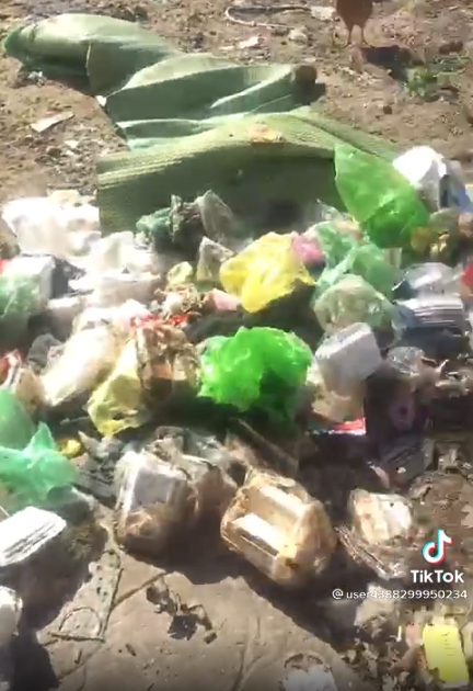 Trong đoạn clip, 2 người phụ nữ lớn tuổi phải xắn tay dọn đống rác thải này. Có thể thấy, rác từ trên giường xuống đến dưới sàn.