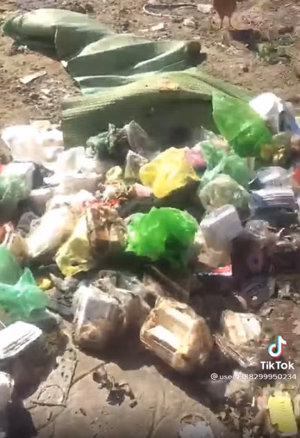 Trong đoạn clip, 2 người phụ nữ lớn tuổi phải xắn tay dọn đống rác thải này. Có thể thấy, rác từ trên giường xuống đến dưới sàn.