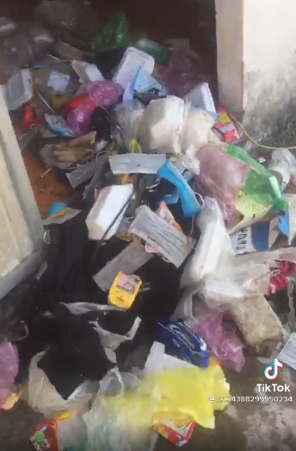 Vừa quét rác ra khỏi phòng, người phụ nữ vừa tỏ ra vô cùng ngán ngẩm trước căn phòng của chàng trai.