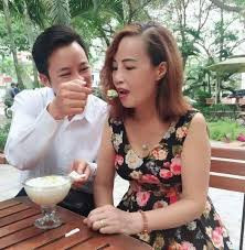 Cụ thể, dưới bức ảnh của cô dâu Thu Sao đăng tải, nickname C.D bình luận: "Không thể nhận ra chị Thu Sao nữa rồi! Chị đẹp quá đi thôi. Chúc chị luôn trẻ đẹp và sống an yên".