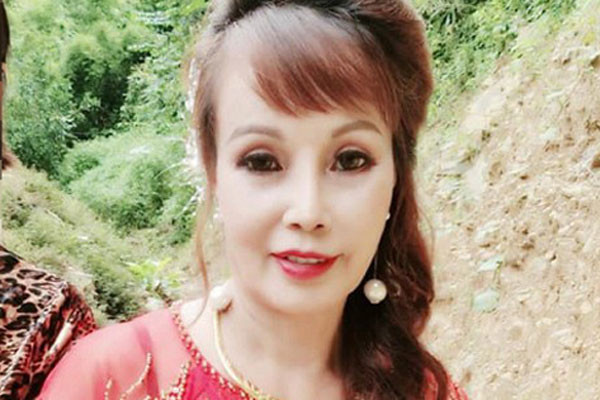 Cụ thể, nickname T.T bình luận: "Ảnh đó được chụp bằng máy ảnh xịn, qua chỉnh sửa cả trăm lần rồi mà mọi người cứ khen trẻ trung – xinh đẹp. Mình không biết các bạn dối lòng để làm gì nhỉ? Càng tâng bốc thì chị ấy càng ảo tưởng nhan sắc của bản thân"