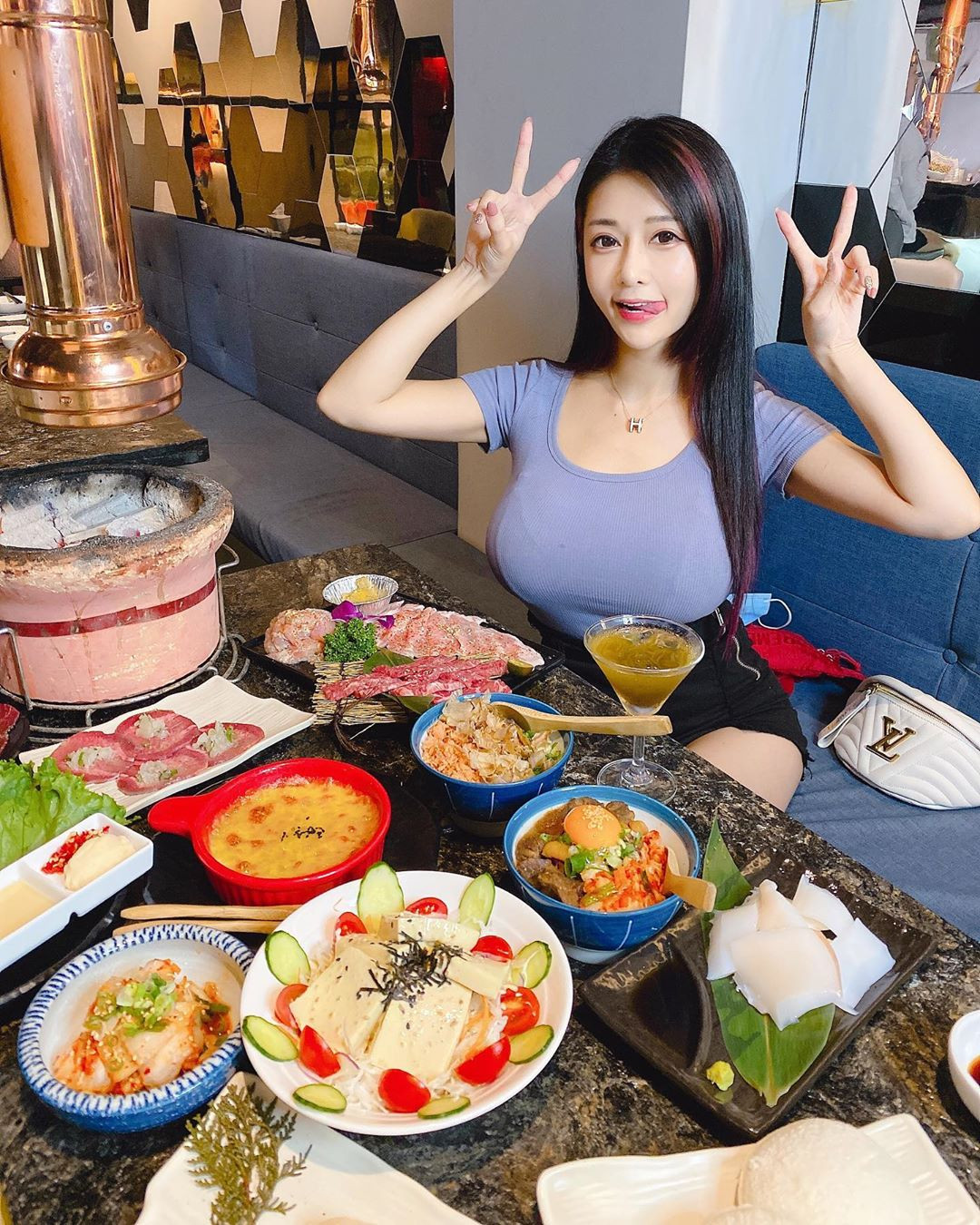 Ở dưới phần bình luận, các fan cũng đua nhau khen ngợi sự cảnh giác của An Xi, cũng như thừa nhận rằng cô nàng đã thật sự may mắn và nên cẩn thận hơn trong những lần chụp hình sau.