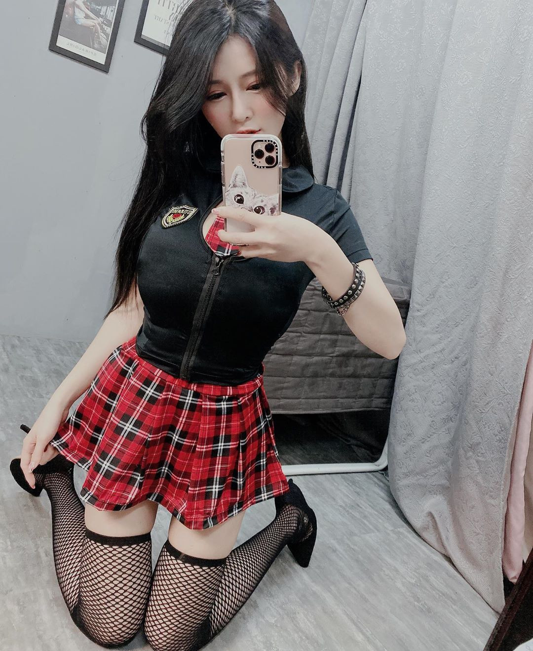 Nhưng nhờ các biện pháp bảo vệ luôn sử dụng mà không có bất kỳ hình ảnh nhạy cảm nào của An Xi bị ghi lại. Tuy nhiên, trong thẻ nhớ thì vẫn còn một vài nạn nhân khác.