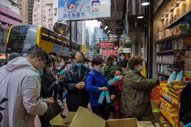 Gia dinh 9 nguoi o Hong Kong nhiem virus corona sau buoi an lau chung