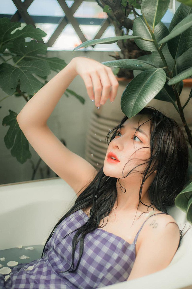 Ngành học hiện là là ngành mà tự nhiên em chuyển hướng chọn vào phút cuối. Vì đọc bản giới thiệu về ngành em cảm thấy rất hứng thú, và em nghĩ đây là một ngành mở, cơ hội việc làm cũng đa dạng, em có thể học được rất nhiều thứ ở đó". Hot girl tên Linh chia sẻ thêm.