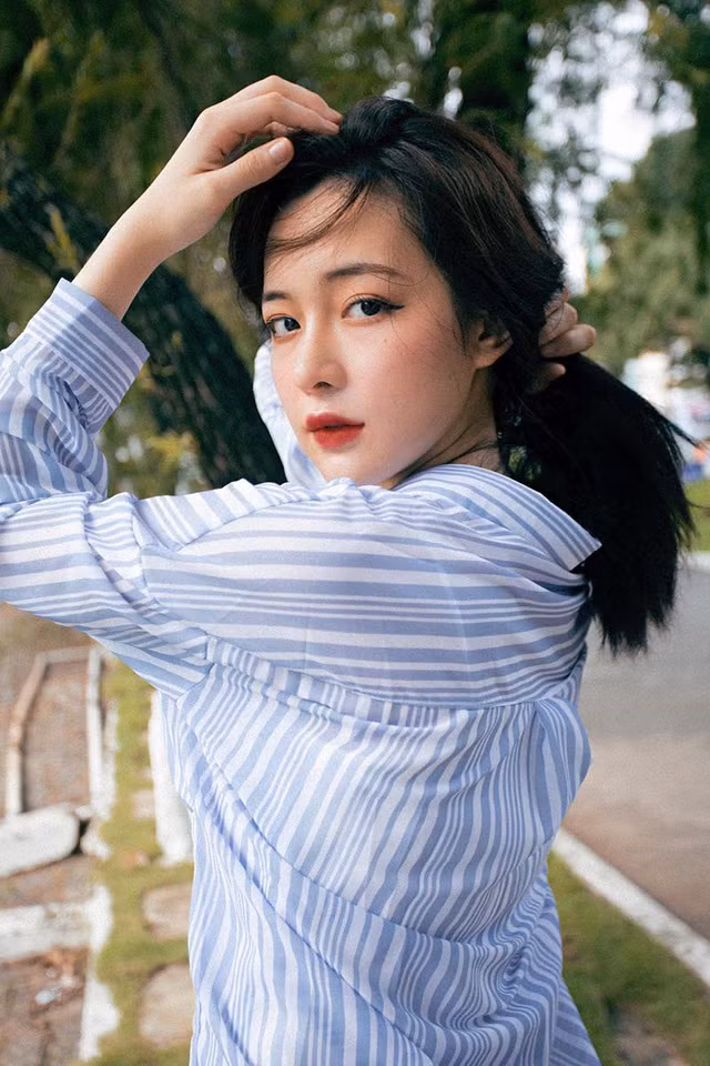 Cụ thể, hot girl 10X chia sẻ: "Mình rất bất ngờ vì được so sánh với một nữ diễn viên nổi tiếng như thế, nhưng mong mọi người sẽ nhớ mình với cái tên Phi Linh. Mỗi người có một nét riêng biệt và mình sẽ không để bản thân là bản sao của ai cả".