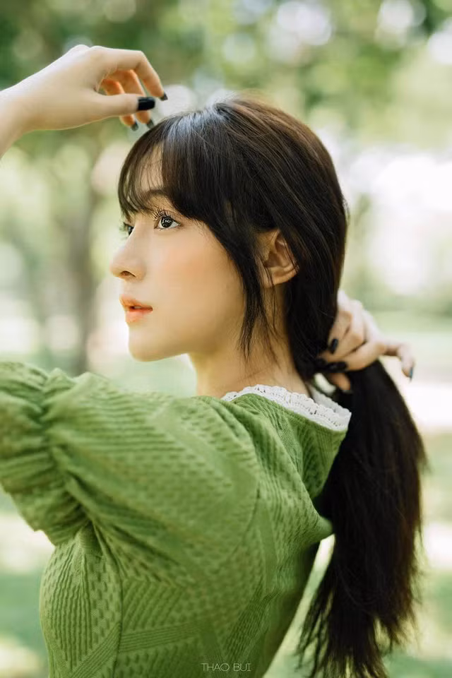 Phi Linh hiện là sinh viên khoa Quan hệ quốc tế, trường ĐH Khoa học xã hội và Nhân văn TP HCM. Nhờ nhan sắc của mình, hot girl Việt này sở hữu hơn 293.000 lượt theo dõi Instagram và gần 50.000 lượt theo dõi Facebook.