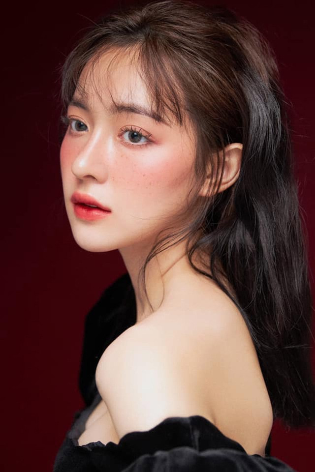 Đinh Ngọc Phi Linh (sinh năm 2000, Nghệ An) được nhiều người chú ý vì có góc nghiêng đẹp ấn tượng. Nhiều người nhận xét rằng cô bạn hot girl này có nét giống diễn viên Hoa ngữ Địch Lệ Nhiệt Ba.