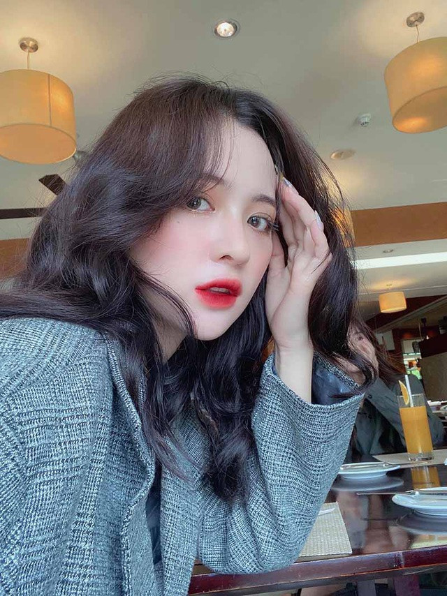 Còn nhắc đến quan điểm yêu, Phi Linh vẫn hay nghĩ, mình không có một mẫu người yêu lý tưởng nhất định nào cả, đã thích thì cô bạn sẽ thích tất cả về họ.