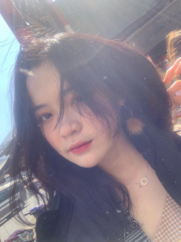 Hiện tại, việc tiên quyết Linh phải làm là tốt nghiệp đúng hạn, tốt nghiệp xong Linh sẽ có thể tập trung hết 100% năng suất làm việc em đang theo đuổi.