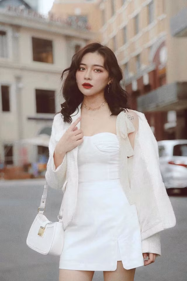 Chia sẻ về chọn ngành học Quan hệ Quốc tế, Phi Linh chia sẻ: "Vì em thích ban xã hội, thích thể hiện cảm xúc, quan điểm của mình qua những con chữ nên em cảm thấy trường Khoa học xã hội và Nhân văn phù hợp với em...