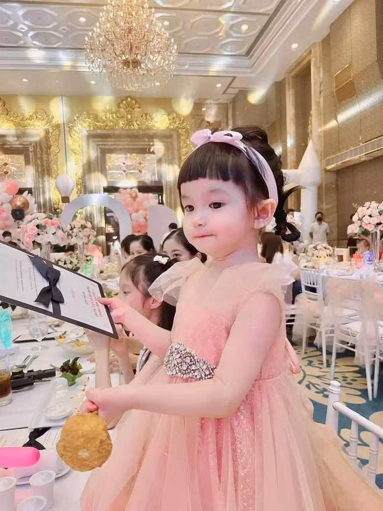 Nữ doanh nhân tiết lộ chuyện con gái Bing Bing vừa chào đời đã giúp doanh số công ty tăng khủng khiếp hàng chục tỷ đồng.